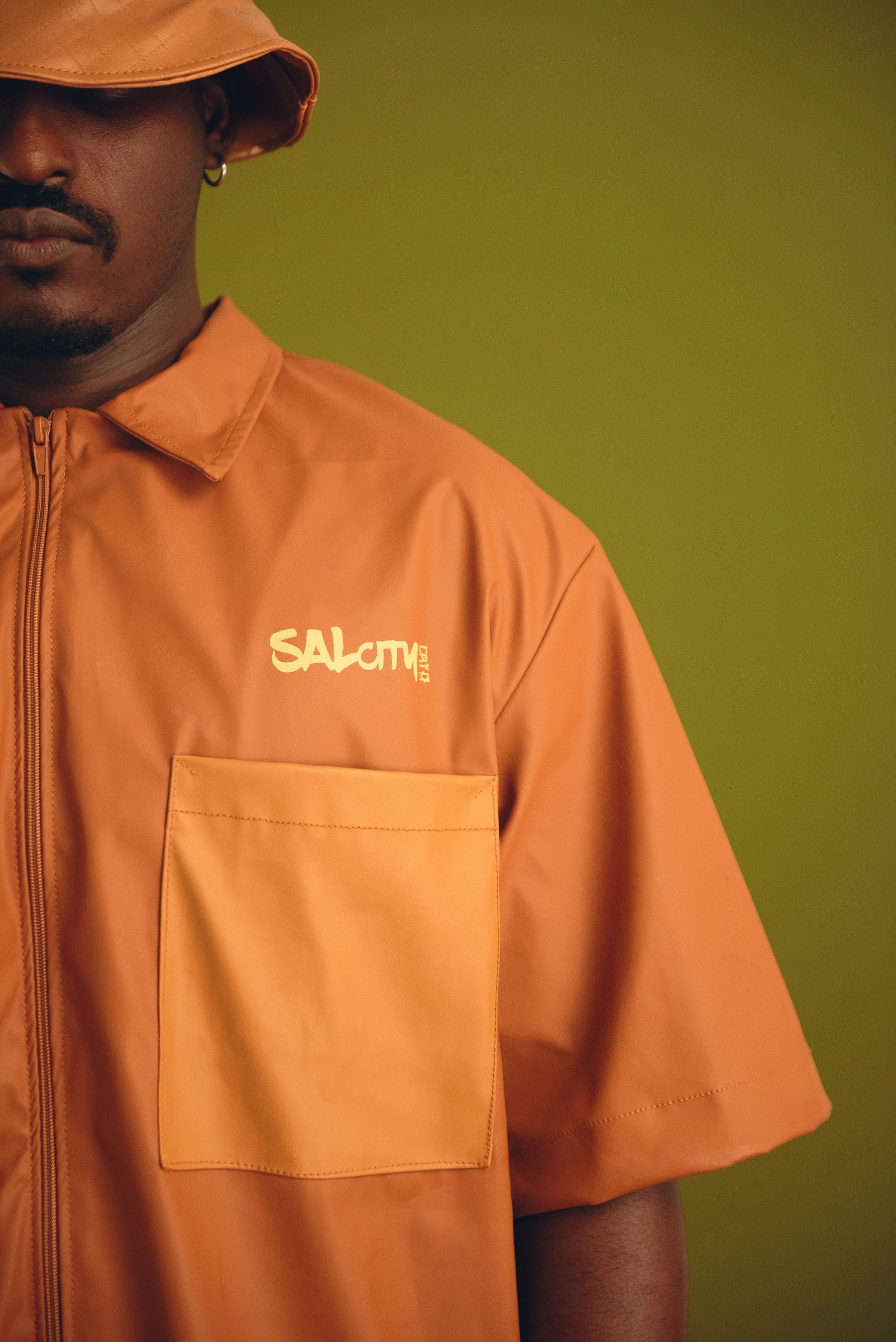 Camisa zíper couro ecológico