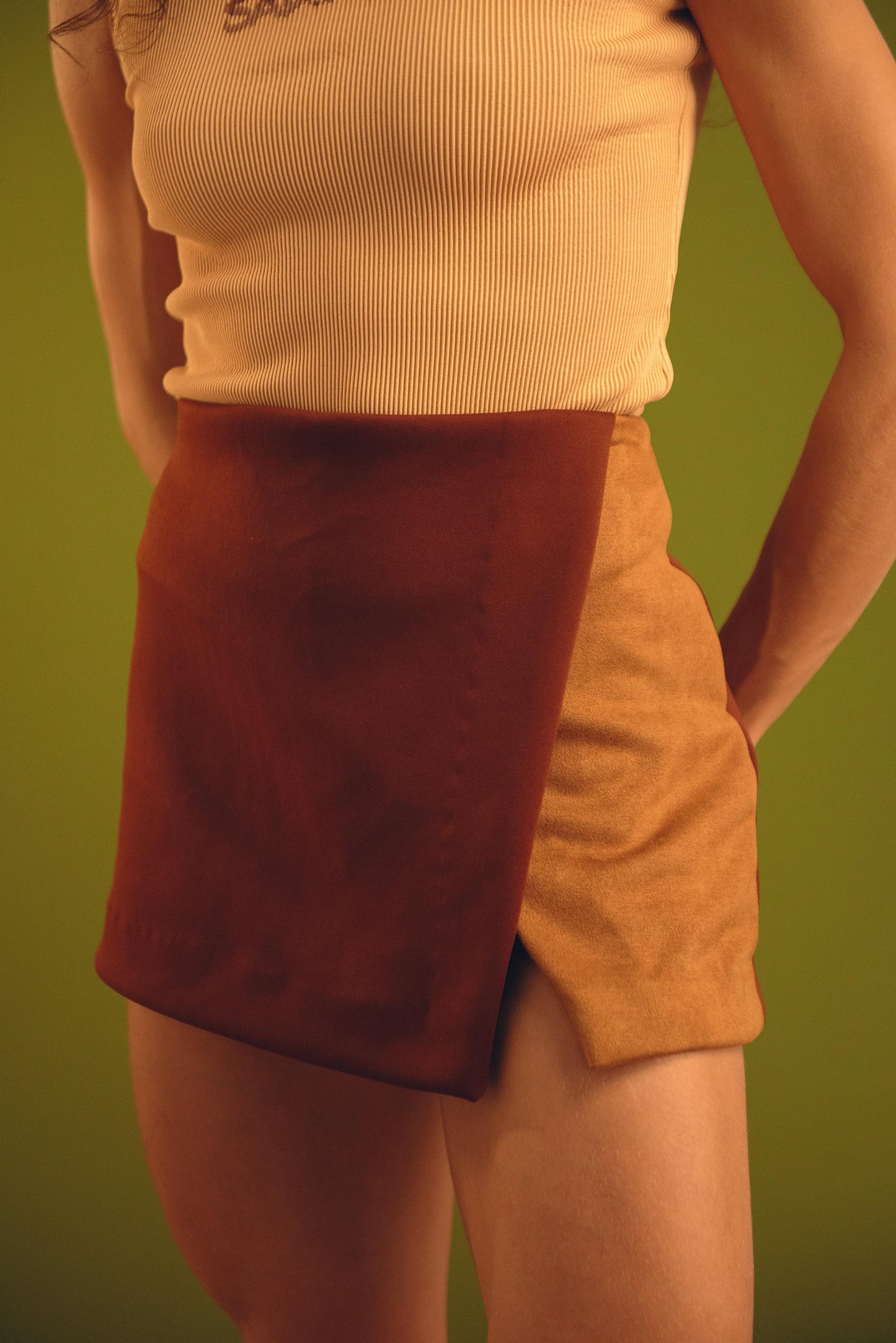 Short saia suede
