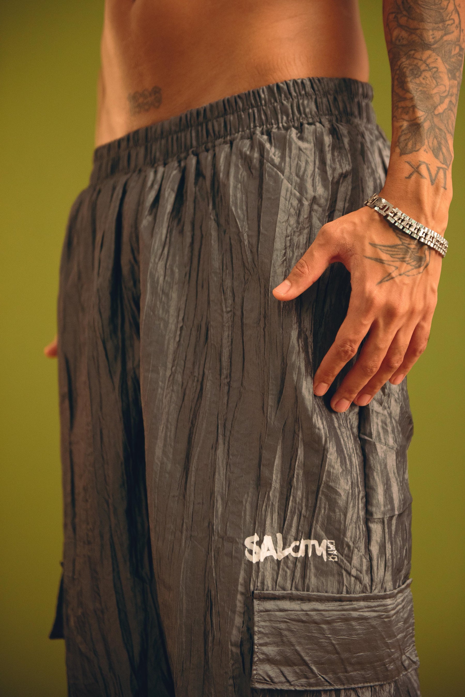 Calça cargo amassada