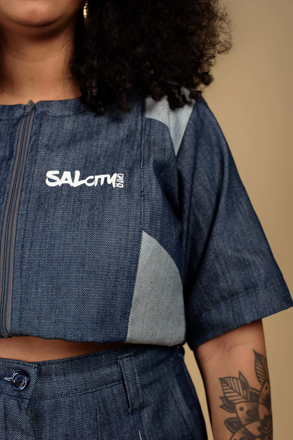 Cropped patchwork com zíper.